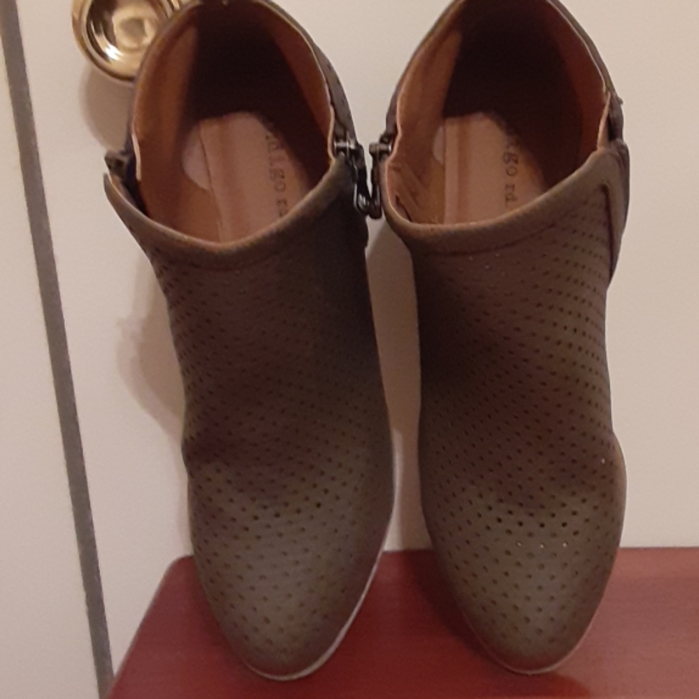 Shoes - Picture 6 of 8